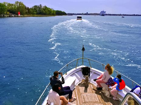 SMARTBOX - Murano, Burano e Torcello da scoprire: tour in barca con soste e visita a una vetreria per 3 - Cofanetto regalo - 2