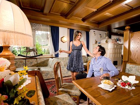 SMARTBOX - Benessere in montagna: 2 notti con cena e accesso Spa a Fondo in Trentino - Cofanetto regalo - 2